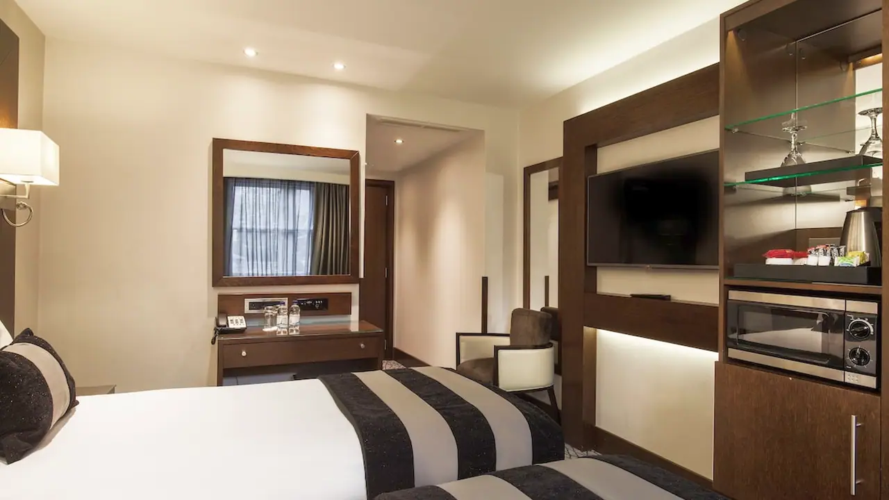 Park Grand Paddington court